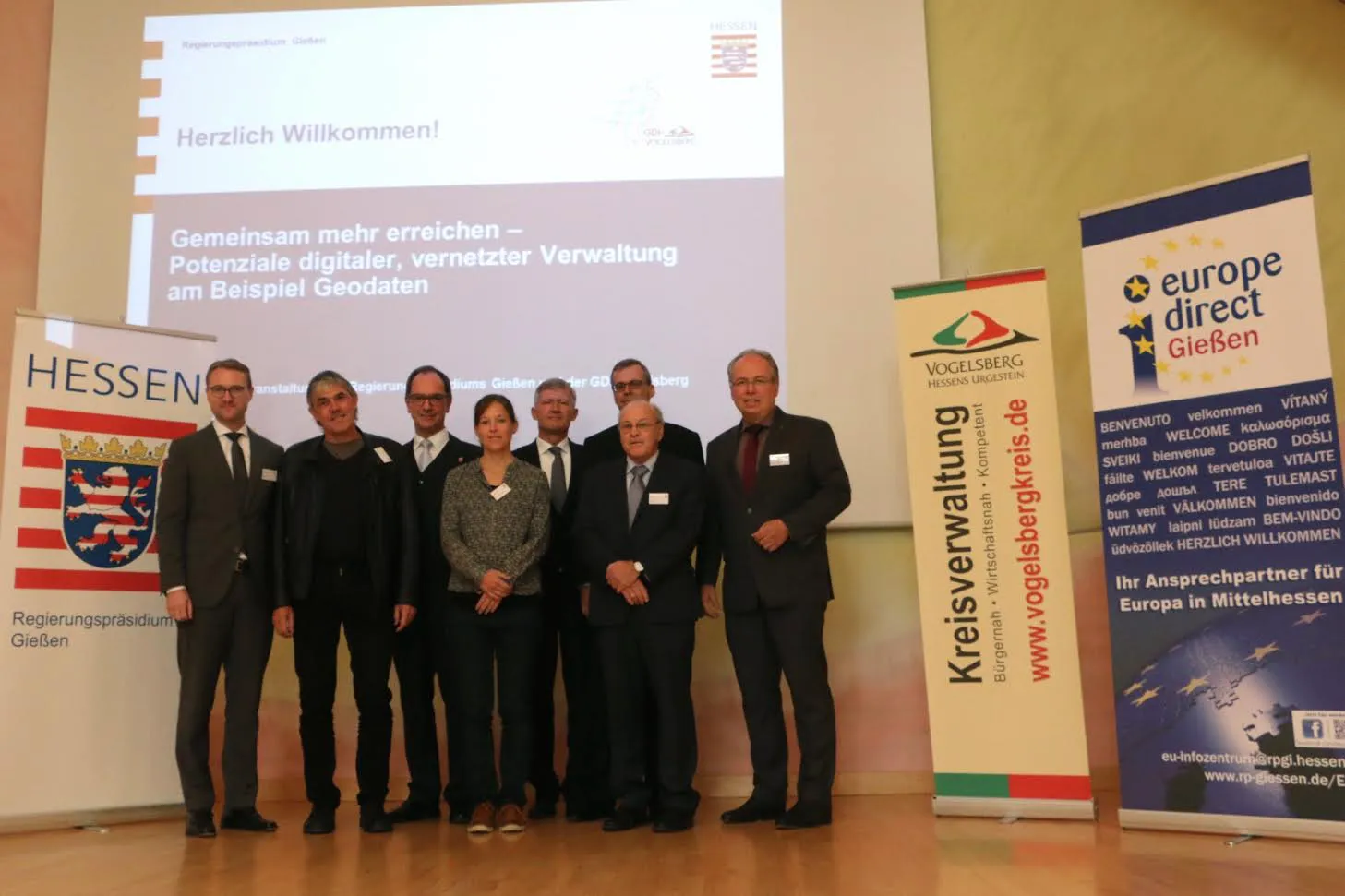  v. l.: Erster Kreisbeigeordneter Dr. Jens Mischak, Dr. Heino Rudolf (hrd.consulting), Regierungspräsident Dr. Christoph Ullrich, Daniela Hogrebe (Koordinierungsstelle der GDI-DE), Prof. Dr. Gerd Buziek (Esri Deutschland Group GmbH), Prof. Robert Seuß (Institut für Kommunale Geoinformationssysteme e. V.), Udo Harzer (Geschäftsführer GDI Vogelsberg) und Dipl.-Ing. Udo Stichling (Präsident Deutscher Dachverband für Geoinformation e. V.). Foto: Pressestelle Vogelsbergkreis